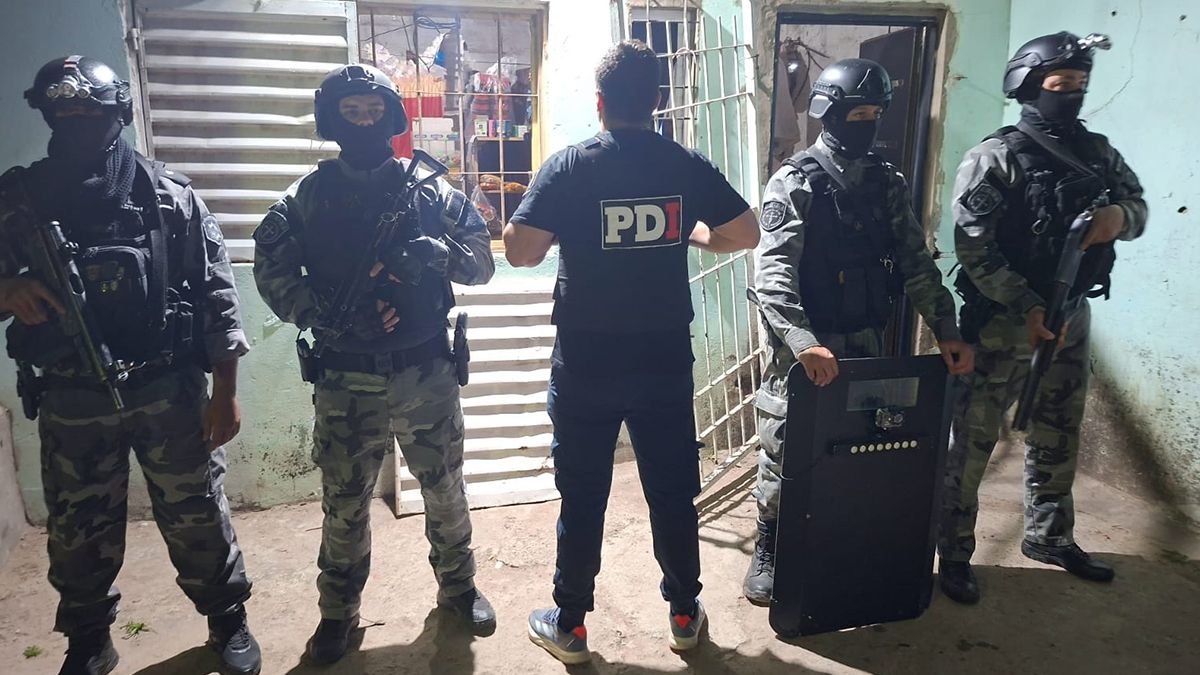 Policías de la PDI en uno de los domicilios allanados por microtráfico de drogas. Policías de la PDI en uno de los domicilios allanados por microtráfico de drogas. 