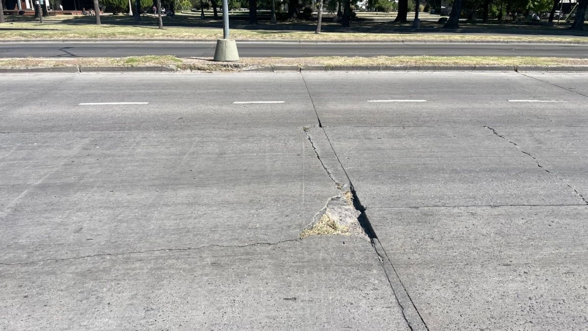 Accidente en 27 de Febrero y Tucumán: el bache que intentó esquivar la motociclista