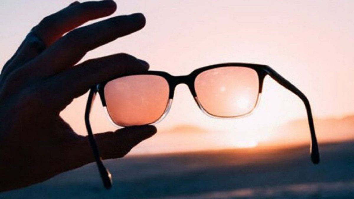 Nuestros ojos están expuestos por un largo período a los rayos UV y estos pueden ocasionarnos enfermedades como cataratas, degeneración macular e incluso cáncer.