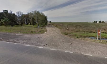 Este es el camino en donde ocurrió el accidente fatal. A la derecha, el cartel que señaliza que está ubicada la escuela La fronterita por ese sendero. Este es el camino en donde ocurrió el accidente fatal. A la derecha, el cartel que señaliza que está ubicada la escuela La fronterita por ese sendero.
