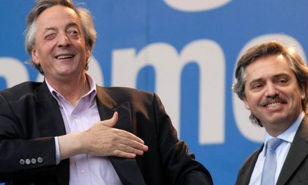 Alberto Fernández participó este jueves por la tarde en la casa Patria Grande de la presentación del libro Néstor, el hombre que cambió todo, de Jorge Topo Devoto. Alberto Fernández participó este jueves por la tarde en la casa Patria Grande de la presentación del libro Néstor, el hombre que cambió todo, de Jorge Topo Devoto.