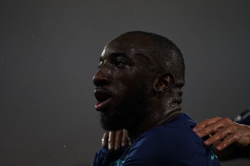 Harto de cánticos racistas, un jugador del Porto abandonó la cancha