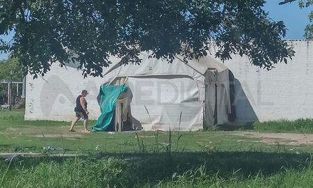 La carpa del Samco de Santo Tomé fue usurpada por tres personas, pero ahora quedan solo dos y el lugar no puede ser recuperado. La carpa del Samco de Santo Tomé fue usurpada por tres personas, pero ahora quedan solo dos y el lugar no puede ser recuperado.