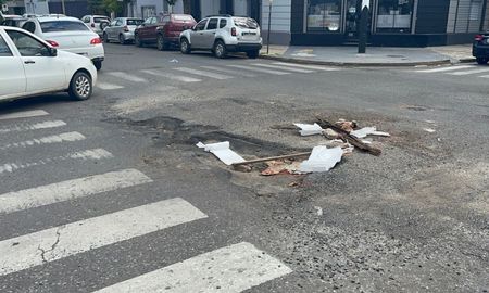 Un hundimiento genera riesgo para autos y colectivos en Belgrano y Luciano Molinas, frente a una escuela de Santa Fe. Un hundimiento genera riesgo para autos y colectivos en Belgrano y Luciano Molinas, frente a una escuela de Santa Fe.