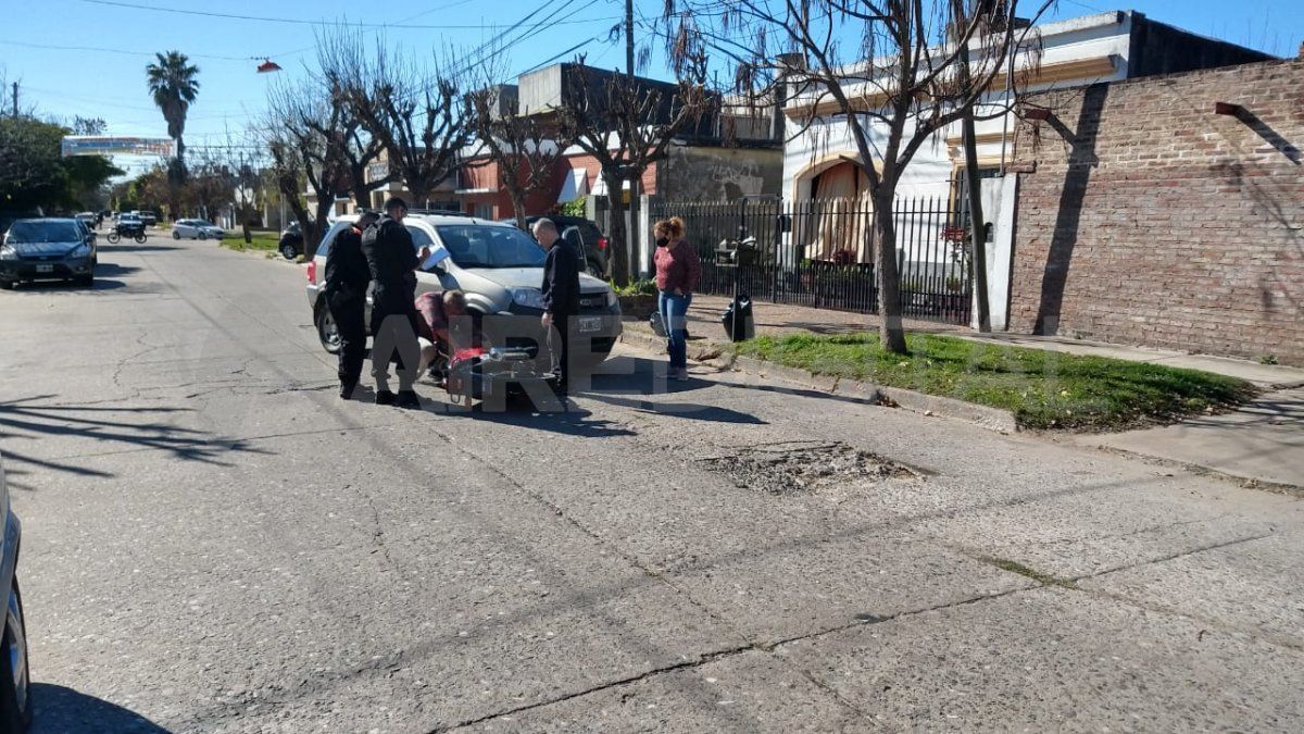 Como consecuencia del choque un menor que huía en la moto quedó tendido en la vereda, mientras que el otro ladrón quiso escapar a pie.