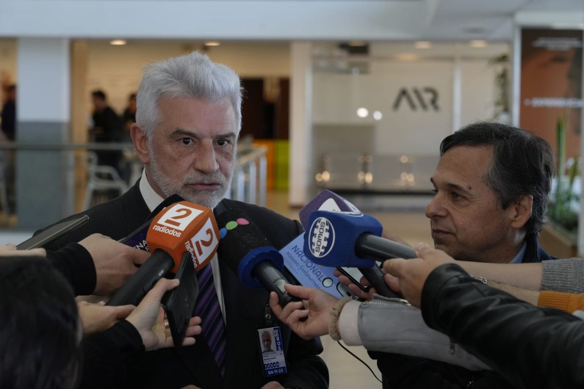 El ministro de Transporte, Diego Giuliano y el presidente del aeropuerto de Rosario, Eduardo Romagnoli, estuvieron presentes en el bautismo del primer vuelo que reactivó las conexiones directas entre Rosario y Córdoba. El ministro de Transporte, Diego Giuliano y el presidente del aeropuerto de Rosario, Eduardo Romagnoli, estuvieron presentes en el bautismo del primer vuelo que reactivó las conexiones directas entre Rosario y Córdoba.