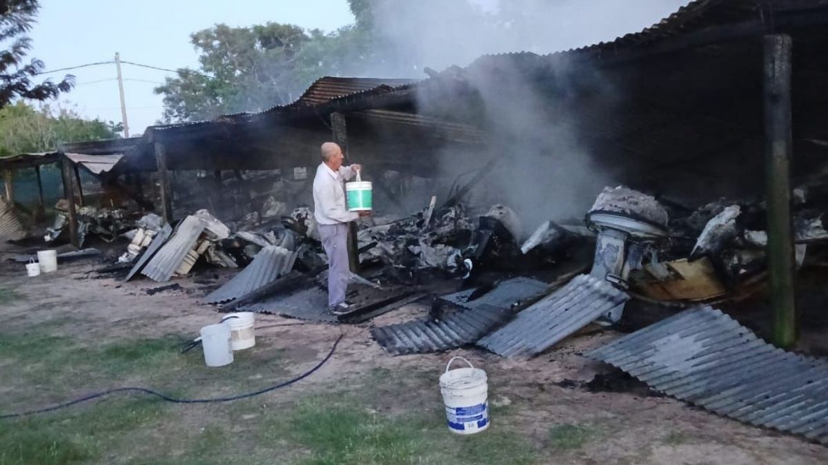 Incendio en una guardería de lanchas en Santa Rosa de Calchines