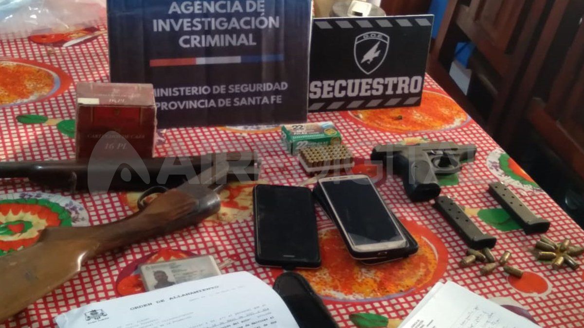 Parte de las armas de fuego que fueron secuestradas en los allanamientos.
