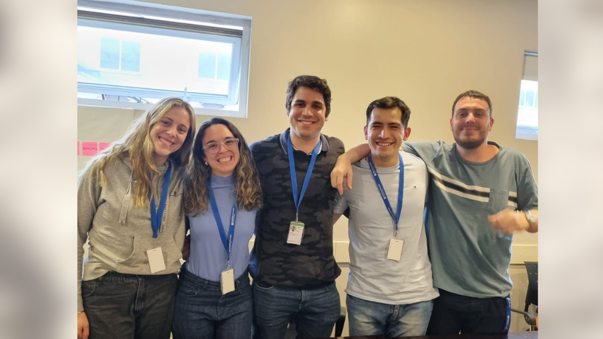 La doctora santafesina María Clara Horn (primera desde la izquierda) junto a sus colegas del Hospital Italiano de Buenos Aires, con quienes desarrolla herramientas de Inteligencia Artificial aplicadas a la medicina. La doctora santafesina María Clara Horn (primera desde la izquierda) junto a sus colegas del Hospital Italiano de Buenos Aires, con quienes desarrolla herramientas de Inteligencia Artificial aplicadas a la medicina.