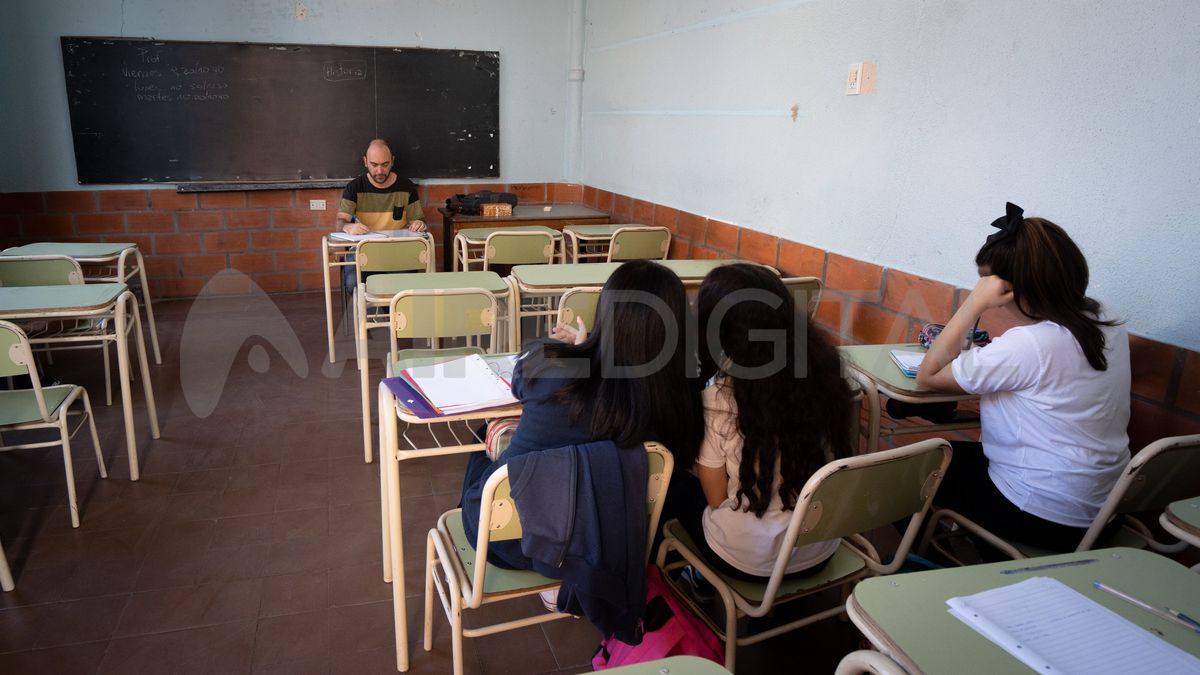 La carga de trabajo adicional, incluyendo la planificación, evaluación y tareas administrativas, contribuye también al estrés laboral. La carga de trabajo adicional, incluyendo la planificación, evaluación y tareas administrativas, contribuye también al estrés laboral.