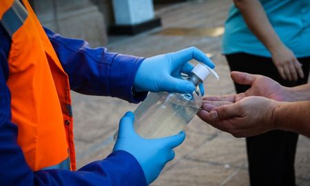 francia: un farmaceutico improviso un laboratorio en la calle y fabrica gel desinfectante francia: un farmaceutico improviso un laboratorio en la calle y fabrica gel desinfectante