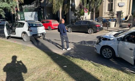 Un accidente en Bulevar Gálvez y San Luis complicó el tránsito este domingo.