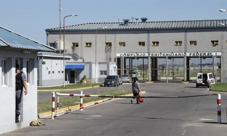 Allanan el penal de Ezeiza en busca de pruebas en la causa de espionaje ilegal. Allanan el penal de Ezeiza en busca de pruebas en la causa de espionaje ilegal.