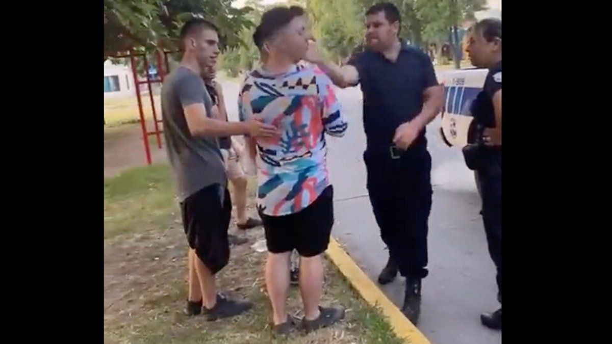 Un policía deberá pagarle a un joven por abofetearlo en San Luis.