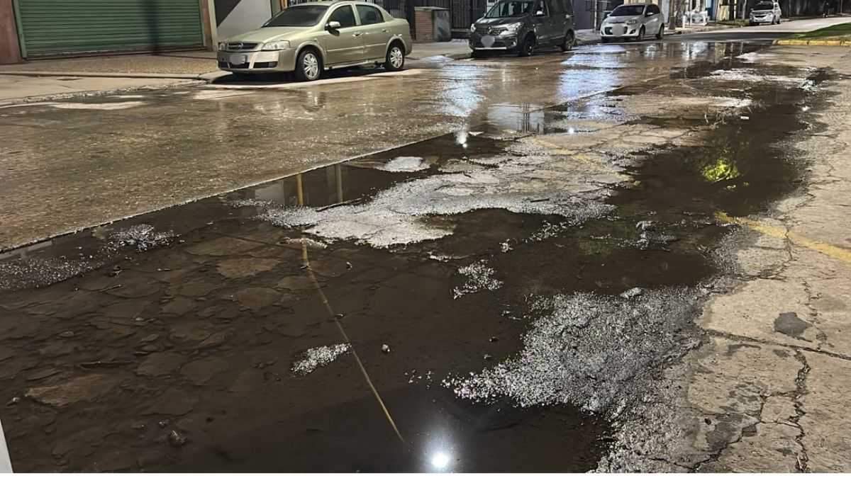 La importante pérdida de agua potable se registra en la transitada esquina de Bulevar y Perón.