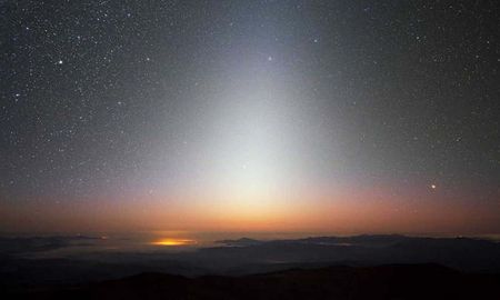 Mirando hacia el cielo nocturno justo antes del amanecer o después del anochecer, es posible ver una tenue columna de luz que se extiende desde el horizonte. Ese resplandor luminoso es la luz zodiacal. Mirando hacia el cielo nocturno justo antes del amanecer o después del anochecer, es posible ver una tenue columna de luz que se extiende desde el horizonte. Ese resplandor luminoso es la luz zodiacal.