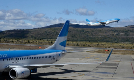 Un OVNI siguió a tres aviones de Aerolíneas Argentinas en un vuelo a Bariloche: Es increíble Un OVNI siguió a tres aviones de Aerolíneas Argentinas en un vuelo a Bariloche: Es increíble