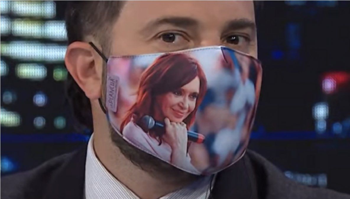 Diego Brancatelli lució un tapaboca con el rostro de Cristina Kirchner: Inhalás amor y te protege