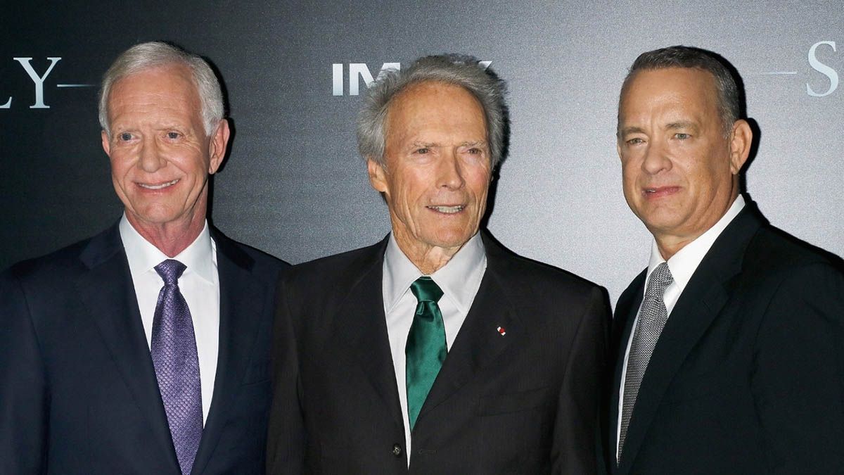 Desde la izquierda, Chesley Sullenberger, Clint Eastwood, y Tom Hanks, en el estreno de Sully, cuyo guión hace hincapié en el drama que vivió el capitán que, tras recibir múltiples felicitaciones, enfrentó una serie de duros cuestionamientos.