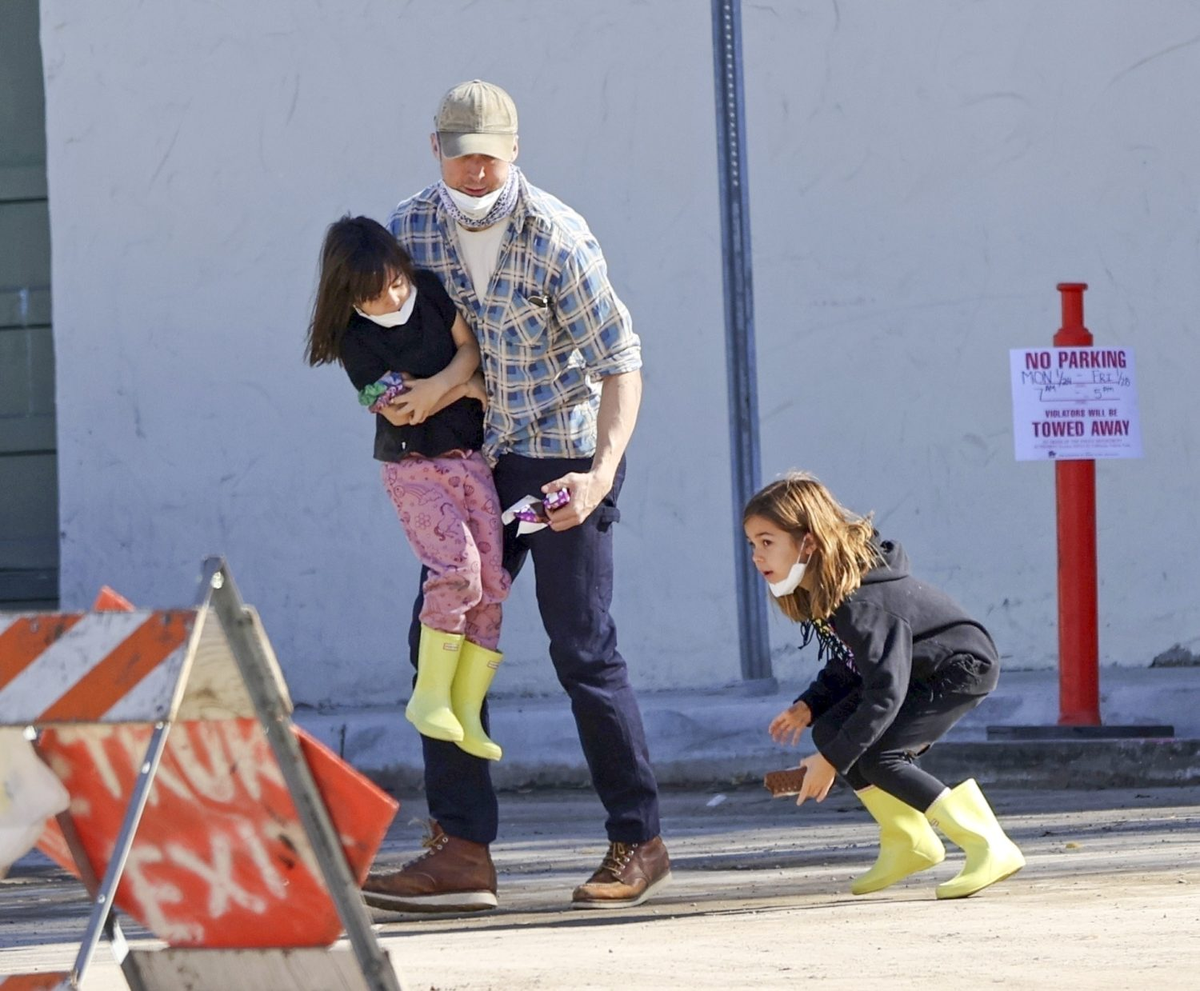Ryan Gosling with his daughters, Esmeralda and Amanda.