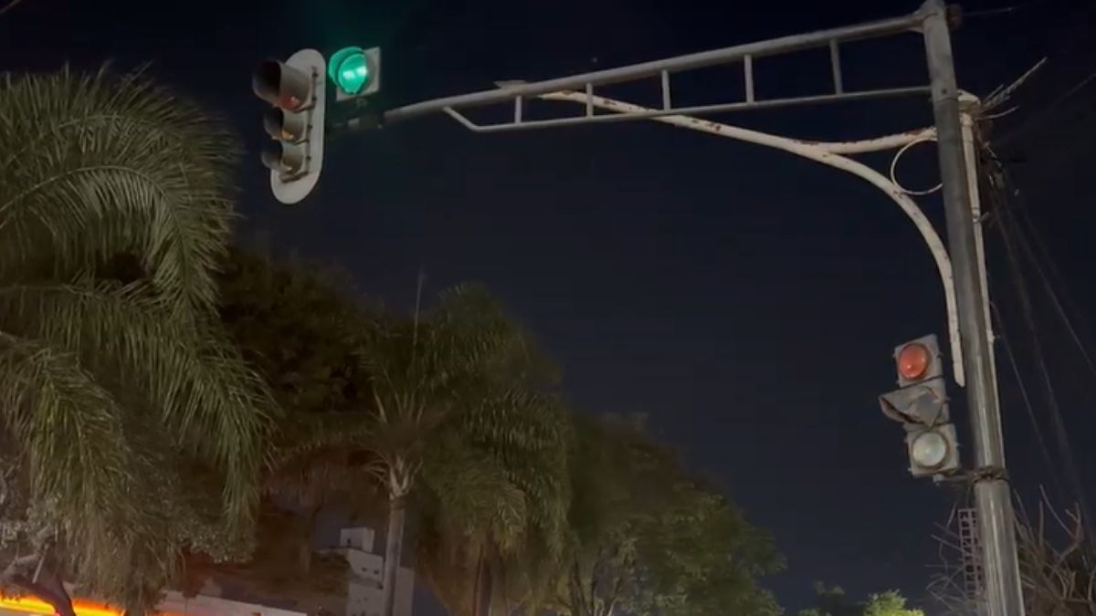 Los semáforos estuvieron fuera de funcionamiento y presentan destrozos.