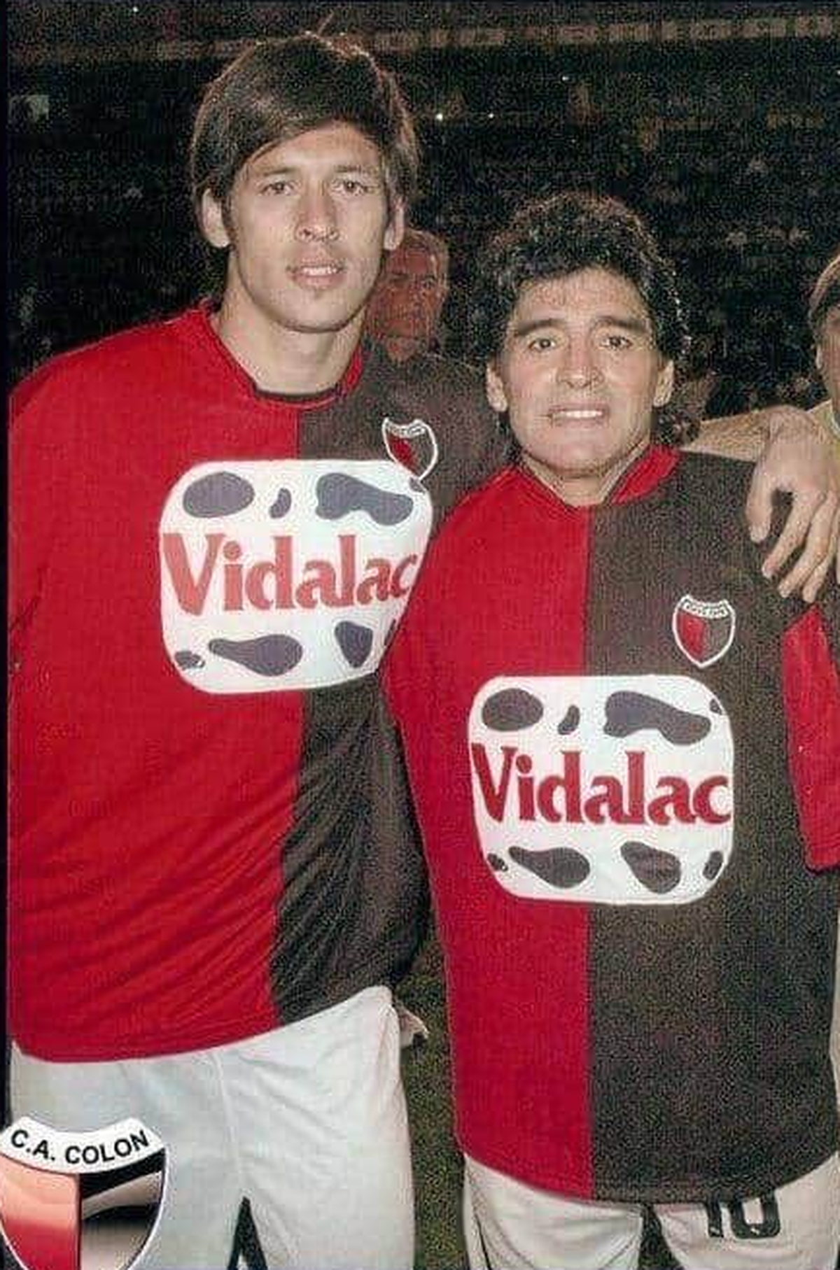 Lucas Acosta y Diego Maradona con la camiseta de Colón. Foto: Clemente. Lucas Acosta y Diego Maradona con la camiseta de Colón. Foto: Clemente.