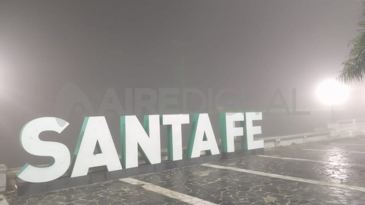 A primera hora de este viernes no se veía el Puente Colgante tras las letras de Santa Fe en la Costanera Oeste.