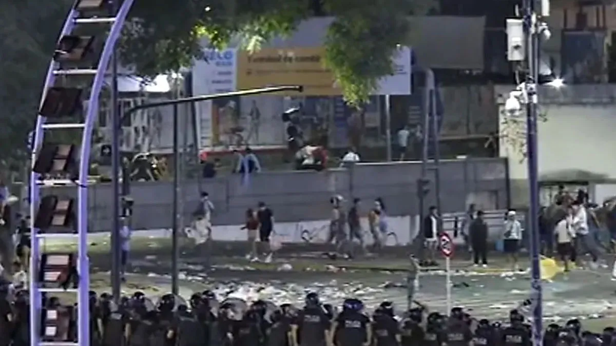 Los Bomberos de la Ciudad y de la Policía intentaron desalojar a la gente y fueron atacados a piedrazos y botellazos.