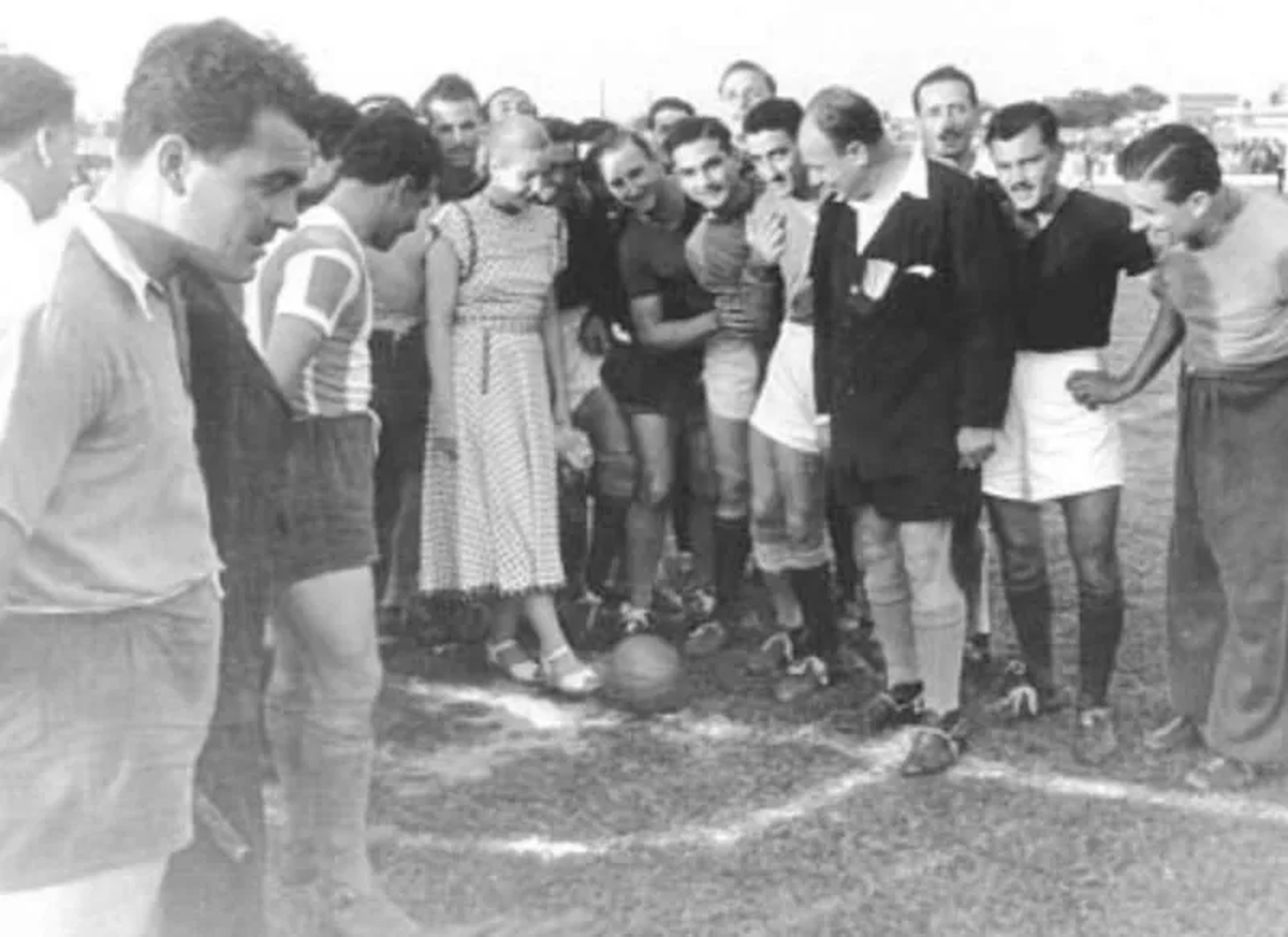 El 7 de diciembre de 1947, Evita visitó Colón por invitación del presidente Francisco Ghiano, para dar puntapié inicial al clásico santafesino. El 7 de diciembre de 1947, Evita visitó Colón por invitación del presidente Francisco Ghiano, para dar puntapié inicial al clásico santafesino.