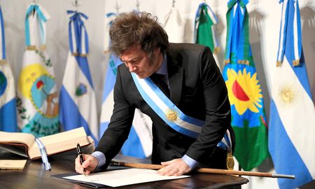 El presidente Javier Milei ordenó la disolución de la Agencia Federal de Inteligencia (AFI). El presidente Javier Milei ordenó la disolución de la Agencia Federal de Inteligencia (AFI).