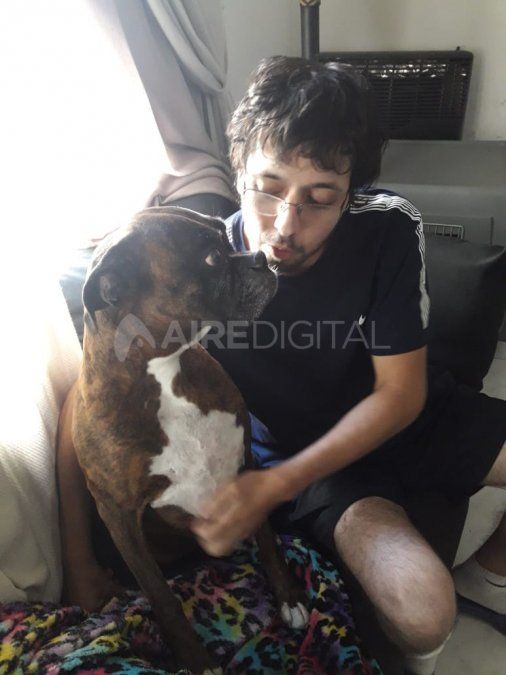 El recibimiento de Tota, su perra, cuando Gabriel llegó a casa tras recibir el alta médica