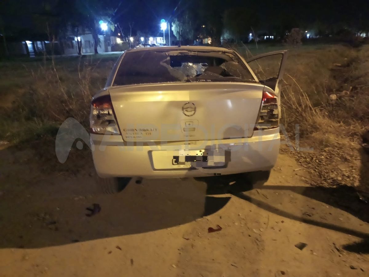 La expareja de la mujer regresó al lugar y comenzó a dispararle al vehículo, sin que ninguna bala le diera a los ocupantes. La expareja de la mujer regresó al lugar y comenzó a dispararle al vehículo, sin que ninguna bala le diera a los ocupantes.