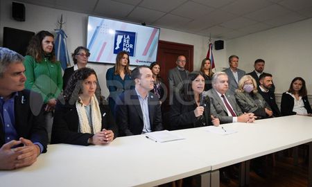 El Frente Progresista presentó en la Legislatura un proyecto de Reforma de la Constitución. El Frente Progresista presentó en la Legislatura un proyecto de Reforma de la Constitución.