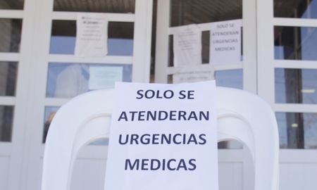 En la mañana de este martes, un cartel advertía en el hospital de Helvecia que la atención a los pacientes se encontraba restringida luego de los casos de coronavirus detectados en el efector. En la mañana de este martes, un cartel advertía en el hospital de Helvecia que la atención a los pacientes se encontraba restringida luego de los casos de coronavirus detectados en el efector.