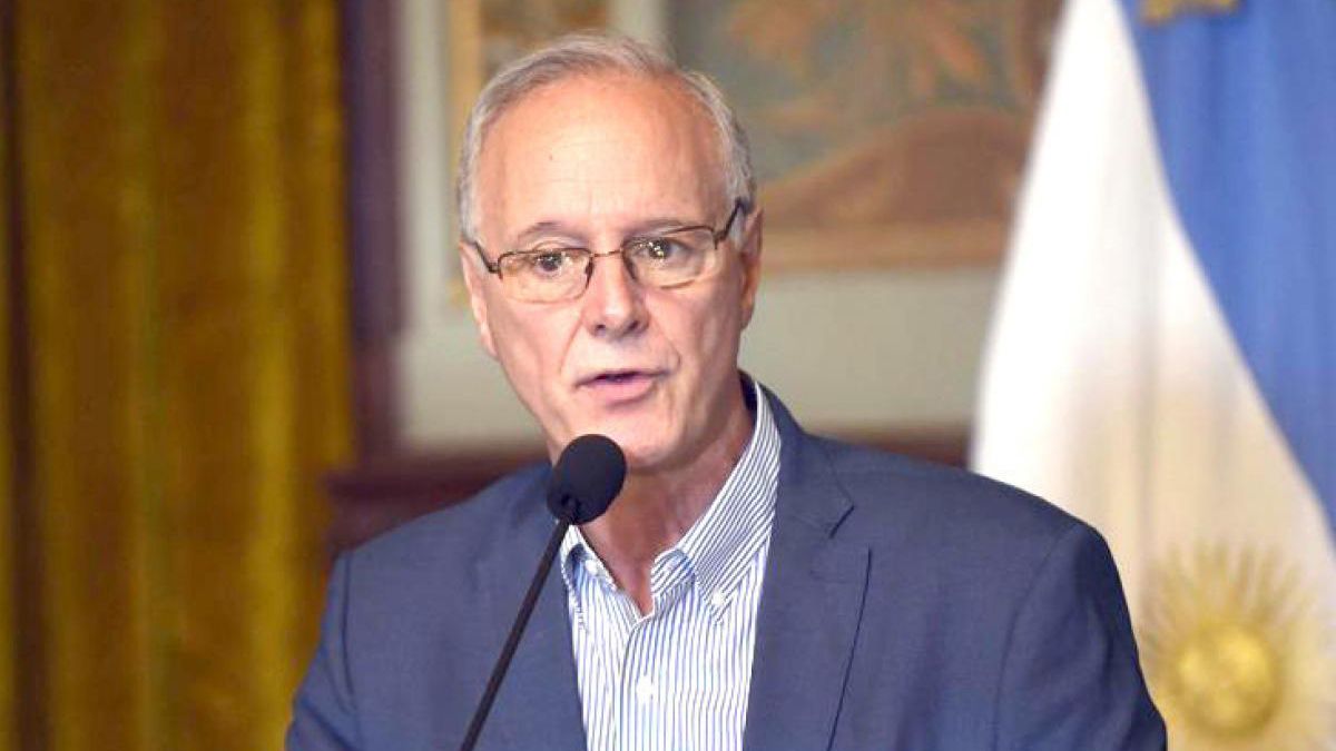 "Nuestra provincia no va a exigir PCR a quienes ingresen porque es algo ineficiente. Los asintomáticos con PCR les da negativo. Está probado", dijo Gollán.