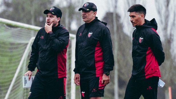 Iván Delfino mete mano en Colón y prueba el equipo para recibir a San Telmo.