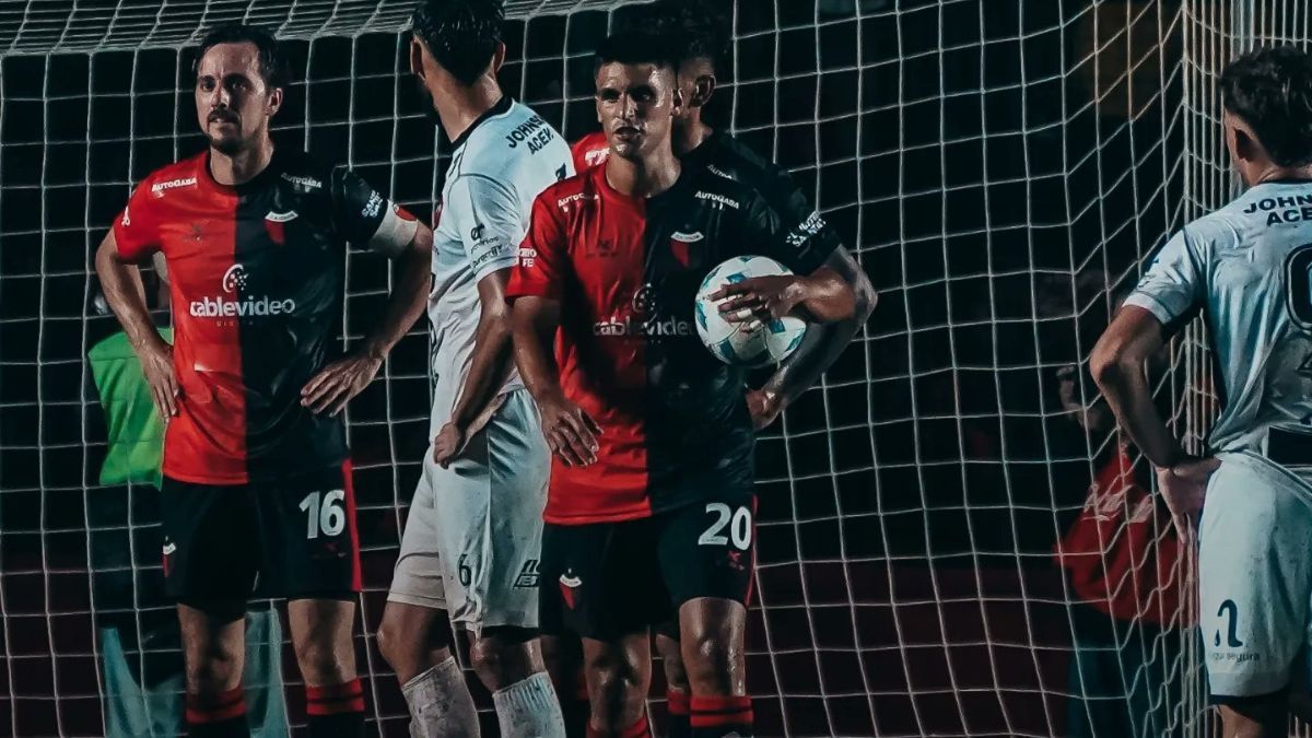 Nicolás Leguizamón firmaría la rescisión de su contrato y se iría libre de Colón. Nicolás Leguizamón firmaría la rescisión de su contrato y se iría libre de Colón.