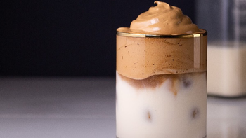 Qué es el café dalgona y cómo preparar la bebida espumosa viral con solo 4 ingredientes