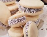 Alfajores de maicena sin manteca y con mucho dulce de leche.