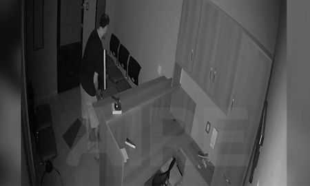 Un ladrón entró a robar a un estudio jurídico en el norte de la ciudad y quedó escrachado en video Un ladrón entró a robar a un estudio jurídico en el norte de la ciudad y quedó escrachado en video