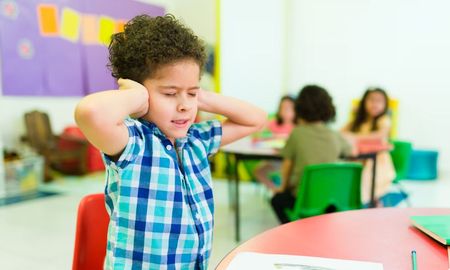 El ámbito escolar puede aparecer como un lugar inseguro o amenazante para niños con TEA. El ámbito escolar puede aparecer como un lugar inseguro o amenazante para niños con TEA.