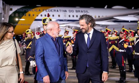 El presidente brasilero fue recibido por el canciller argentino Santiago Cafiero. El presidente brasilero fue recibido por el canciller argentino Santiago Cafiero.