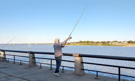 Estábamos esperando esto. Es un deporte al aire libre, sano, y todo el mundo que está encerrado en esta época necesita salir un poco comentó José Luis, que hace 40 años se dedica a la pesca deportiva. Estábamos esperando esto. Es un deporte al aire libre, sano, y todo el mundo que está encerrado en esta época necesita salir un poco comentó José Luis, que hace 40 años se dedica a la pesca deportiva.