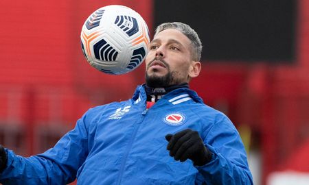 Jonathan Sandoval se desvinculó de Argentinos Juniors y tiene vía libre para convertirse en refuerzo de Colón. Jonathan Sandoval se desvinculó de Argentinos Juniors y tiene vía libre para convertirse en refuerzo de Colón.