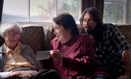 Creo que la relación entre un músico y su madre es muy importante porque es la base de su comprensión del amor, que seguramente es la musa más grande de todo artista, compartió Grohl. Creo que la relación entre un músico y su madre es muy importante porque es la base de su comprensión del amor, que seguramente es la musa más grande de todo artista, compartió Grohl.