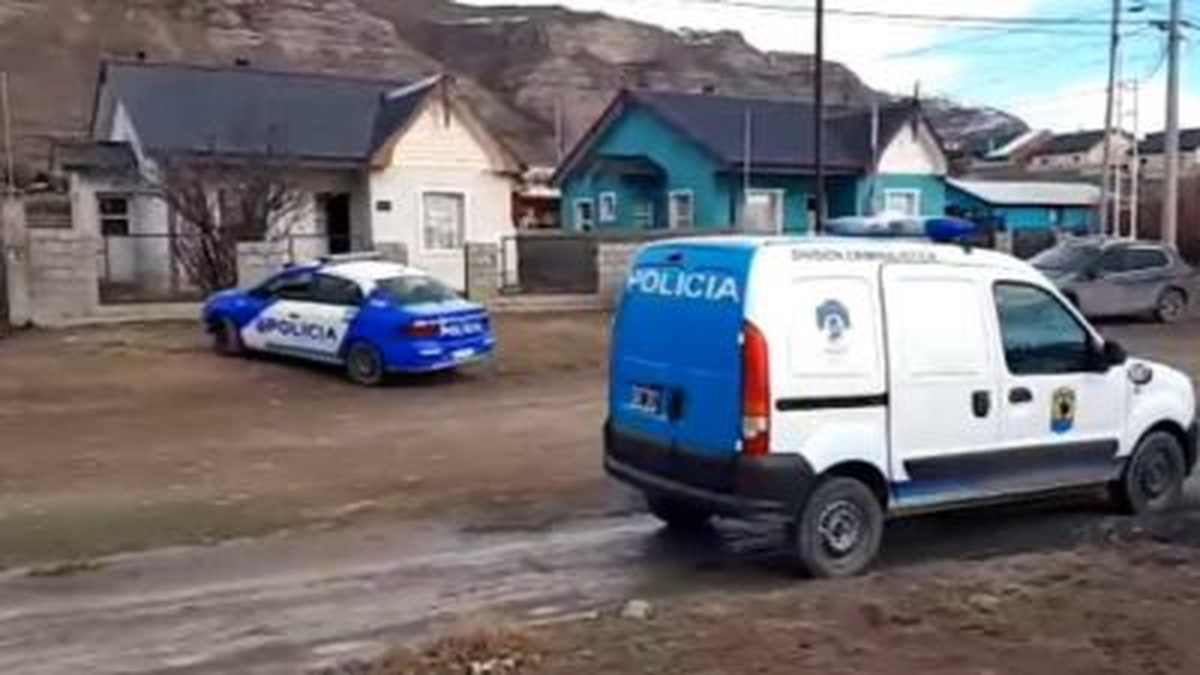 La Policía trabajando en el lugar del hecho. (FOTO: SEÑAL CALAFATE)