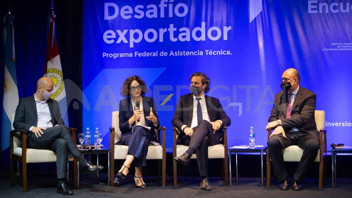 El gobernador Omar Perotti junto al canciller Santiago Cafiero