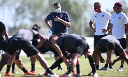 Julio Falcioni ya está al frente del plantel de Independiente y trabaja para reforzar el equipo. Julio Falcioni ya está al frente del plantel de Independiente y trabaja para reforzar el equipo.
