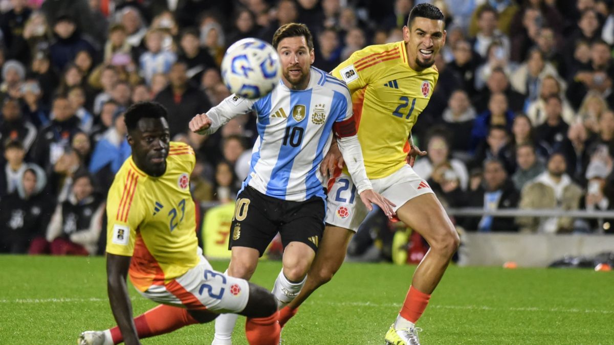 Lionel Messi tuvo la primera de peligro en Argentina - Colombia.