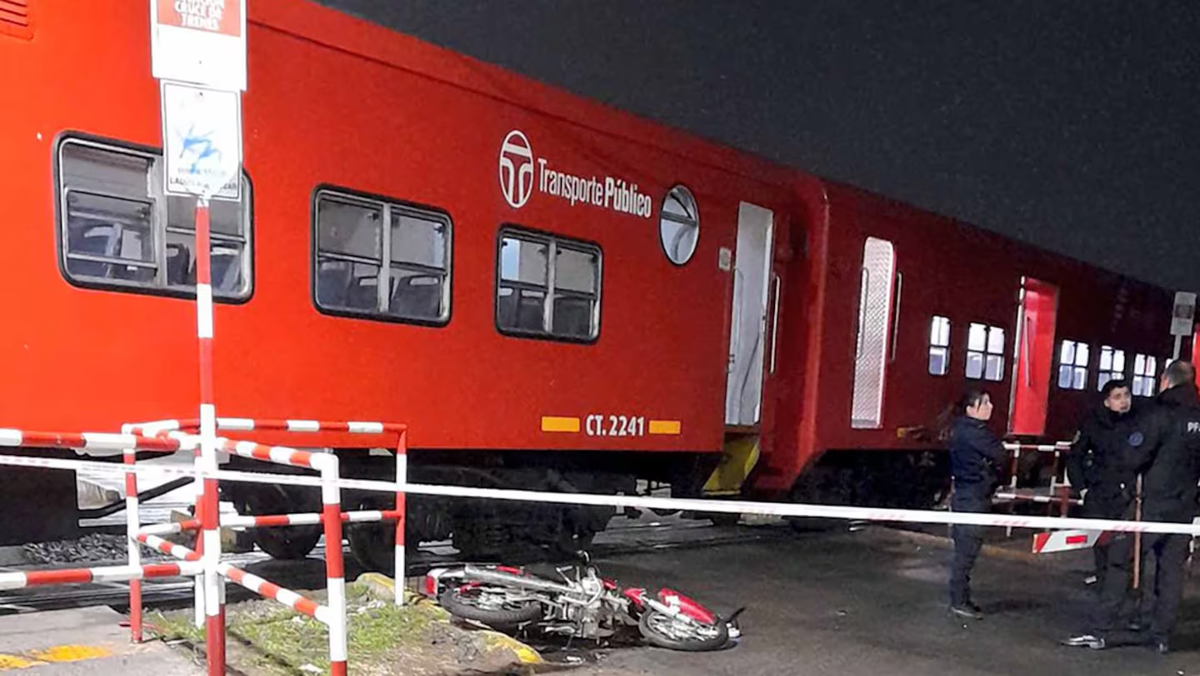 Otra tragedia en un paso a nivel: murió un motociclista en Pilar tras ser arrollado por un tren. Otra tragedia en un paso a nivel: murió un motociclista en Pilar tras ser arrollado por un tren.